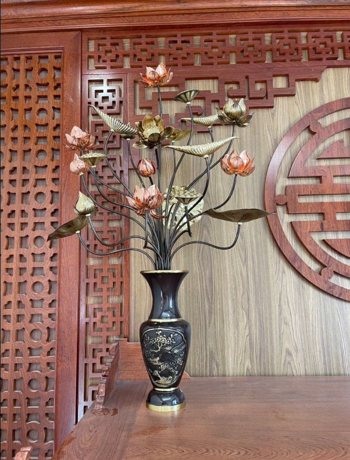 bó hoa sen đồng và lọ hoa đồng